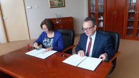 Pokaż zdjęcie: Dyrektor Oddziału Zachodniopomorskiego PFRON i Dyrektor ZUS w Koszalinie podpisują porozumienie
