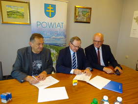 Pokaż zdjęcie: Umowy podpisuje, od lewej starosta Mirosław Gębski, dyrektor Andrzej Michalski, członek zarządu Stefan Bąk