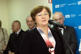 Pokaż zdjęcie: Prezes Teresa Hernik przemawia podczas uroczystości otwarcia