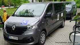 Uroczystość przekazania busów dla placówek rehabilitacyjnych z powiatu kolskiego