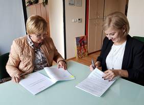 Pokaż zdjęcie: Marta Mordarska, Dyrektor Małopolskiego Oddziału PFRON oraz Monika Cyboran, Prezes Zarządu Fundacji Sustinae podpisują Aneks dotyczący kolejnego etapu realizacji projektu „Od studenta do specjalisty"