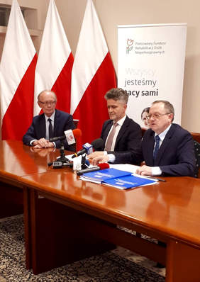 Pokaż zdjęcie: Od lewej Dyrektor MOPR Marek Scelina, Senator RP Krzysztof Słoń, Dyrektor Oddziału Świętokrzyskiego PFRON Andrzej Michalski 