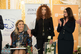 Pokaż zdjęcie: laureatki w Konkursu, Dorota Habich, p.o. Prezesa Zarządu PFRON