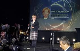 Pokaż zdjęcie: Dyrektor Marta Mordarska podczas Gali konkursu "Małopolski Lider Przedsiębiorczości Społecznej"