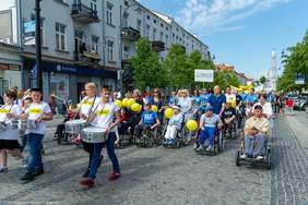 Przemarsz uczestników XVI Marszu Godności Osób Niepełnosprawnych ul. Lipową w Białymstoku.
