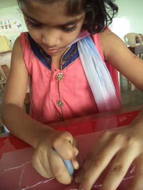 Pokaż zdjęcie: Warsztaty rysunku dla dzieci niewidomych w Indiach fot. KUL CAN
