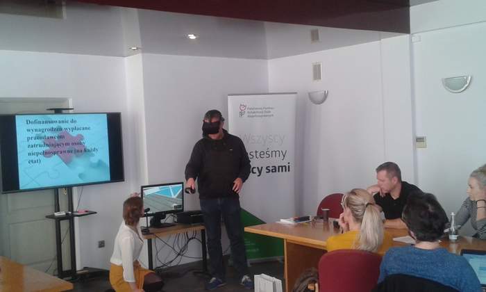 Pokaż zdjęcie: Testowanie googli VR przez uczestnika spotkania