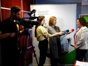 Anna Pokorniecka - pracownik Kujawsko-Pomorskigo Oddziału PFRON podczas rozmowy z przedstawicielami mediów