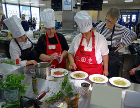 Pokaż zdjęcie: Zespół z aktorką Małgorzatą Lipmann w składzie przygotowuje konkursową zupę