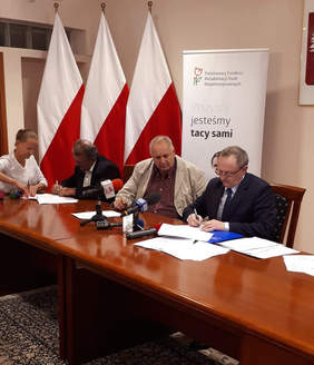 Pokaż zdjęcie: podpisanie umowy z powiatem opatowskim 