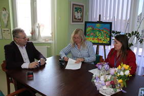 Pokaż zdjęcie: Podpisanie umowy przez Prezes Fundacji Alpha Annę Prokopiak