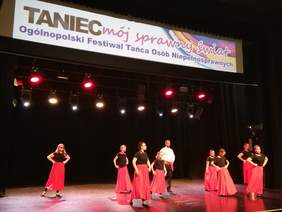 Pokaż zdjęcie: Uczestnicy prezentowali przed publicznością różne style tańca, m.in. flamenco