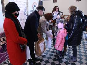 Pokaż zdjęcie: miejsce Kościół w Ozorkowie na zdjęciu przedstawiciele komisji konkursowej wręczają nagrody dzieciom biorącym udział w konkursie
