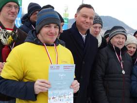 Pokaż zdjęcie: Prezydent Andrzej Duda oraz uczestnicy zawodów w Ptaszkowej