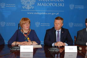 Pokaż zdjęcie: Dyrektor Marta Mordarska oraz Piotr Ćwik - Wojewoda Małopolski
