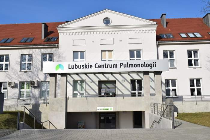 Pokaż zdjęcie: Fasada budynku głównego Lubuskiego Centrum Pulmonologii, z napisem nad wejściem