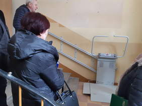 Pokaż zdjęcie: Podjazd przy wejściu, zapewniający osobom niepełnosprawnym dostęp do budynku ZSP w Łomży