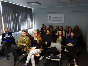 Pokaż zdjęcie: Studenci Uniwersytetu im. Adama Mickiewicza w Poznaniu podczas zajęć prowadzonych w Oddziale Wielkopolskim PFRON