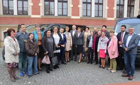 Pokaż zdjęcie: Uroczystość przekazania busa dla mieszkanek Domu Pomocy Społecznej w Rogowie