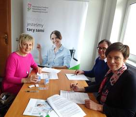 Pokaż zdjęcie: Anna Skupień, dyrektor Oddziału Wielkopolskiego PFRON podczas podpisania umowy