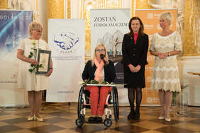 Pokaż zdjęcie: od lewej: Laureatki w kategorii Super Lodołamacz, Gertruda Uścińska,- Prezes ZUS, Barbara Pokorny - Przewodnicząca Rady Krajowej POPON