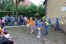 Pokaż zdjęcie: Pokaz tańca dzieci ze szkoły w Drzonowie