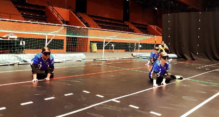Pokaż zdjęcie: Zawodniczki podczas gry - Goalball paraolimpijskiej dyscypliny sportowej osób niewidomych i słabowidzących