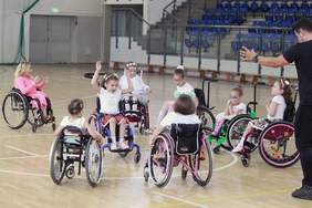 Pokaż zdjęcie: warsztaty nauki tańca dla dzieci w hali sportowej w Łodzi