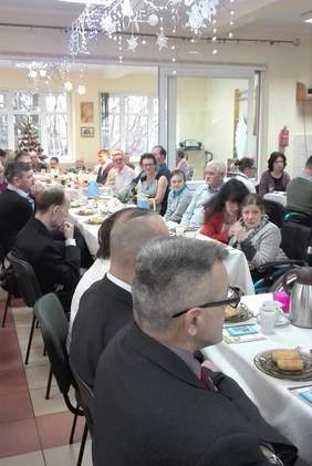 Pokaż zdjęcie: Uczestnicy spotkania opłatkowego w ŚDS w Nowym Sączu