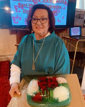 Pokaż zdjęcie: na zdjęciu: Halina Chojnacka Prezes Stowarzyszenia z jubileuszowym tortem