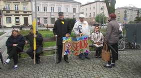 Pokaż zdjęcie: uczestnicy Pochodu Godności w Brzezinach