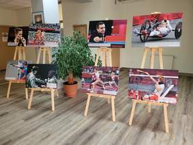Pokaż zdjęcie: W holu na czterech sztalugach stoją zdjęcia przedstawiające sportowców z Olimpiady w Tokio