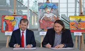 Pokaż zdjęcie: Naczelny Dyrektora PPL Mariusz Szpikowski (z lewej) i prezesa PFRON Robert Kwiatkowski (z prawej) podpisują porozumienie na rzecz osób niepełnosprawnych pomiędzy PFRON a PPL 