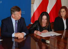 Pokaż zdjęcie: Podpisanie umowy z PSONI Koło w Wolbromiu w obecności wojewody Piotra Ćwika