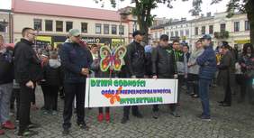 Pokaż zdjęcie: uczestnicy Pochodu Godności w Brzezinach