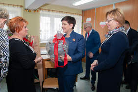Pokaż zdjęcie: Premier Beata Szydło oraz dyrektor Marta Mordarska podczas wizyty w Specjalnym Ośrodku Szkolno – Wychowawczym w Nowym Sączu