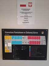 Tablica tyflograficzna oraz informacyjna o udzielonym wsparciu PFRON w budynku Starostwa Zielonogórskiego