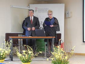 Pokaż zdjęcie: Violetta Trzcina Dytektor SOSW w Dąbrowie Górniczej, Jan Wroński Dyrektor Oddziału Śląskiego PFRON - przywitanie gości