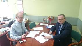 Pokaż zdjęcie: Od lewej: Marek Scelina Dyrektor MOPR w Kielcach i Andrzej Michalski Dyrektor Oddziału Świętokrzyskiego PFRON podczas podpisywania umowy w PWRMR III 