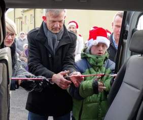 Pokaż zdjęcie: Uroczystość przekazania busa dla podopiecznych Środowiskowego Domu Samopomocy w Słowikowie