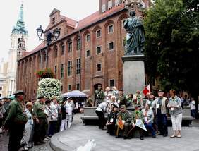 Uroczysty apel na Rynku Staromiejskim w Toruniu