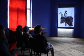 Pokaż zdjęcie: Uczestnicy projektu "Szafirowa Pracownia" Wyspiańskiego oglądają film o Lajkoniku