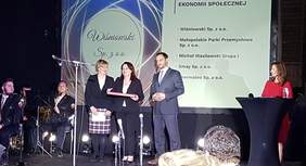 Pokaż zdjęcie: Wręczenie nagrody dla dla Biznesu Przyjaznego Ekonomii Społecznej - firmy Wiśniowski
