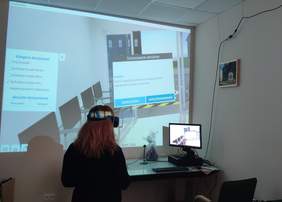 Pokaż zdjęcie: Testowanie wirtualnych gogli w Oddziale Małpopolskim PFRON