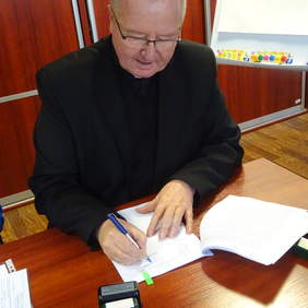Pokaż zdjęcie: Umowę podpisał m.in. Caritas Diecezji Toruńskiej