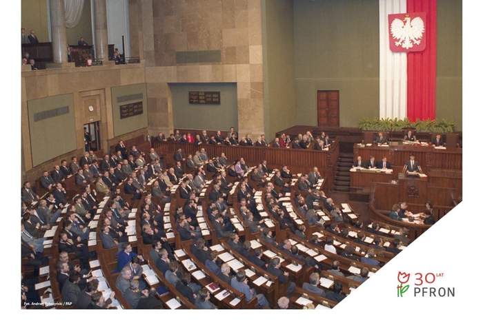 Widok z góry na salę plenarną Sejmu, wypełnioną posłami