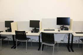 Pokaż zdjęcie: Wnętrze slai w której stoją na specjalnie dostosowanych stolikach 3 komputery