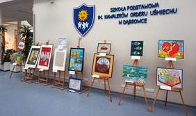 Pokaż zdjęcie: Wystawa prac plastycznych osób niepełnosprawnych w Szkole Podstawowej w Dąbrówce