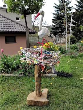Pokaż zdjęcie: Bocian stoi w gnieździe - praca wykonana w ramach konkursu "Coś niezwykłego z niczego"