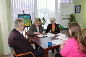 Pokaż zdjęcie: Przewodnicząca Zarządu Koła PSONI w Świdniku Iwona Ratajczak oraz Skarbnik Zarządu Koła Danuta Łachmańska